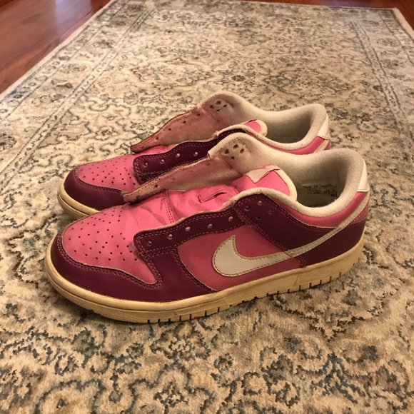 magenta nike dunks